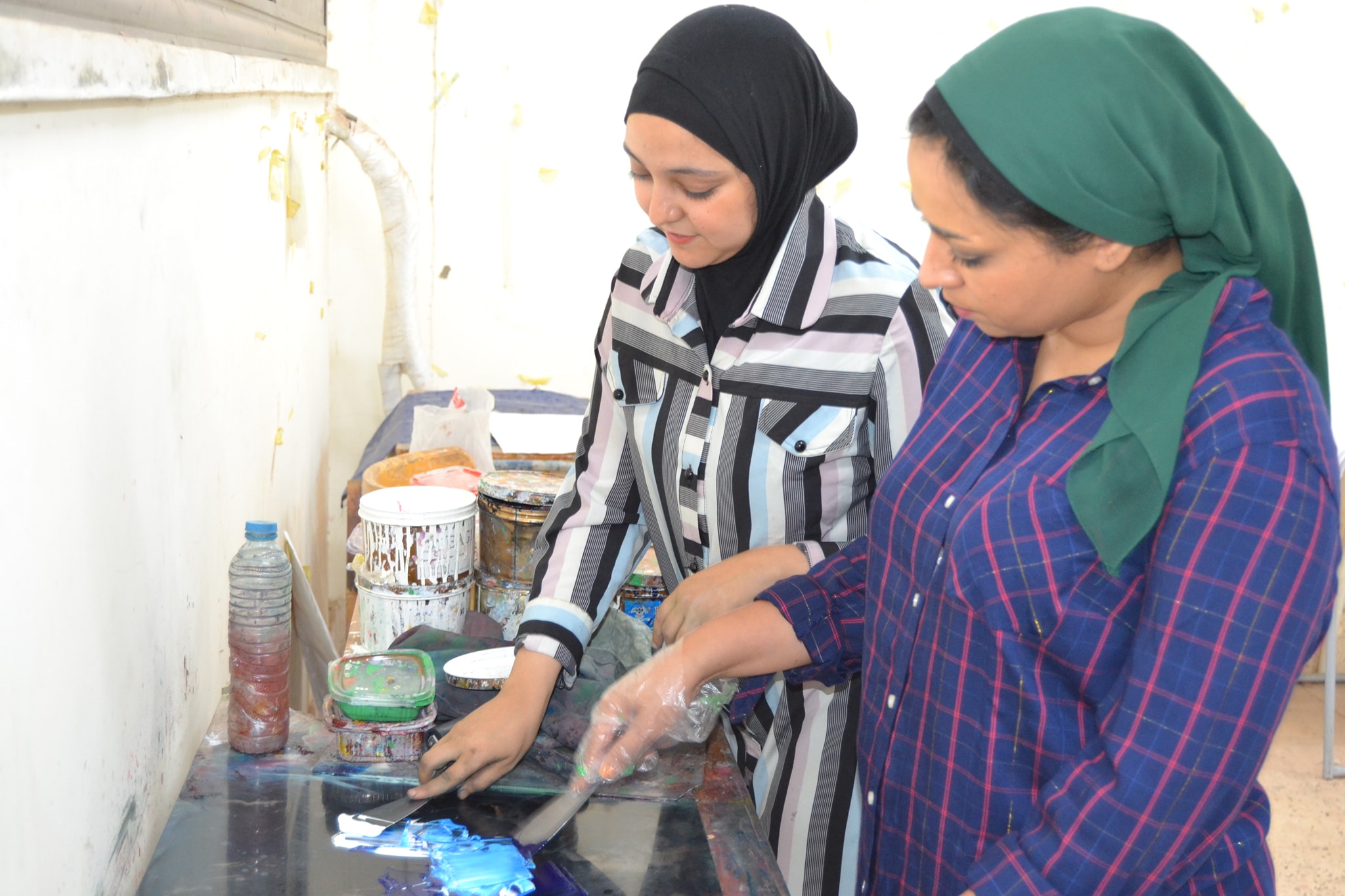 #طلاب_الفرقة_الرابعة بكليه الفنون الجميلة جامعة اسيوط أثناء تنفيذ مشروع التخرج للدفعة الثانية للعام الجامعي ٢٠٢١ /٢٠٢٢ م