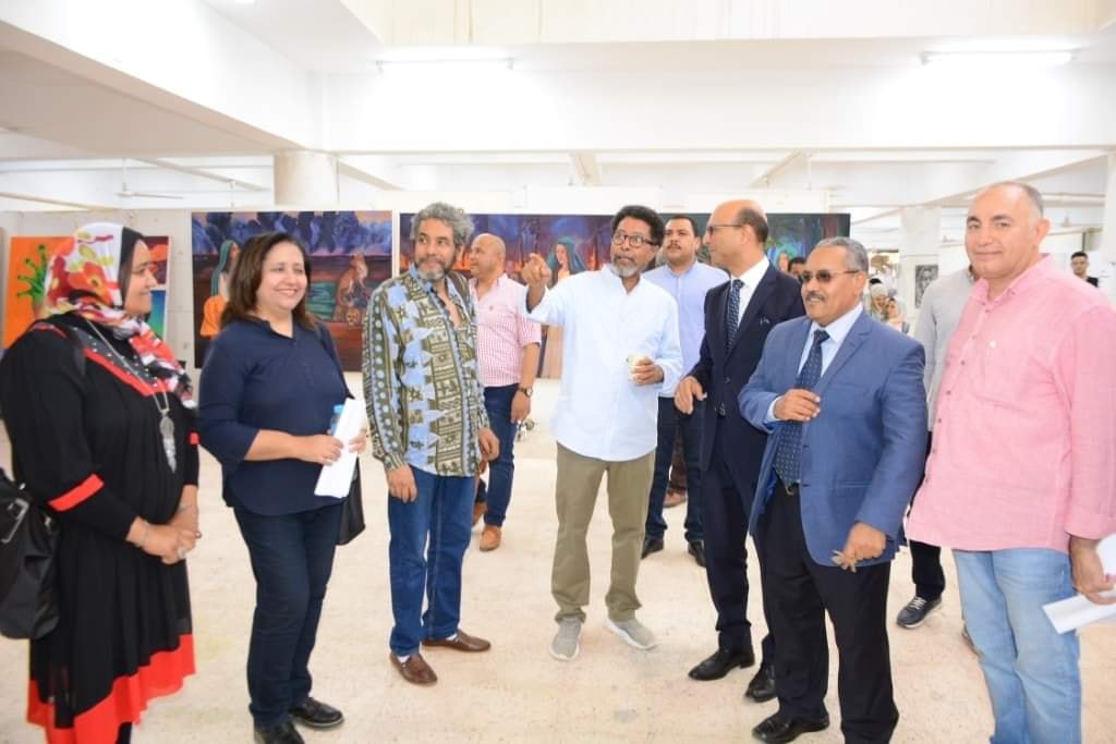 الدكتور أحمد المنشاوي نائب رئيس جامعة أسيوط لشئون الدراسات العليا والبحوث والمشرف على كلية الفنون الجميلة يستقبل أعضاء لجان تحكيم مشروع تخرج الدفعة الثانية لطلاب الفرقة الرابعة بكلية الفنون الجميلة