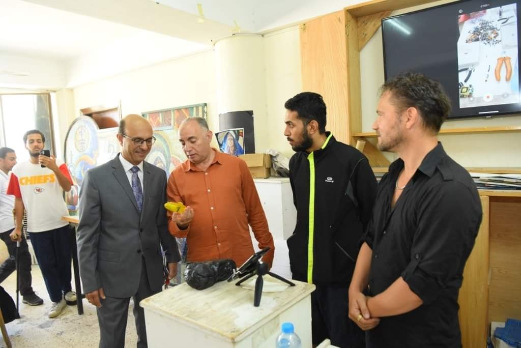 شهد الدكتور أحمد المنشاوي نائب رئيس الجامعة لشئون الدراسات العليا والبحوث والمشرف علي كلية الفنون الجميلة ختام أعمال الورشة الفنية الدولية بقسم التصوير بالكلية والتي امتدت فعالياتها في الفترة من 16 حتي 18 من يوليو الجاري