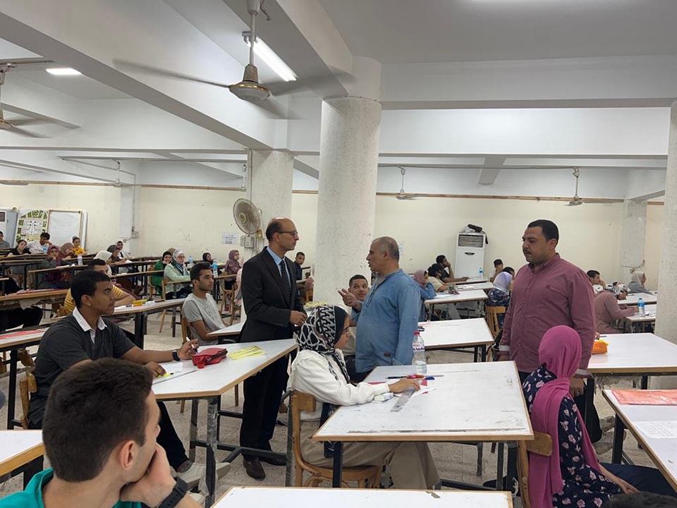 اوضح الاستاذ الدكتور أحمد المنشاوي ان هناك تزايد فى أعداد الطلاب المتقدمين لأداء اختبارات القدرات بالكلية للعام الدراسي ٢٠٢٢ /٢٠٢٣ حيث تقدم لاداء اختبارات القدرات بالكلية منذ بدء الاختبارات وحتى الأن ١٠٢٢ طالب لاختبار الفنون و ٥٢٦ طالب لاختبار العمارة  كما شدد سيادته على الالتزام بتطبيق الإجراءات الاحترازية والالتزام بكافة اللوائح والإجراءات والضوابط المتخذة لتوفير درجات الانضباط اثناء فترة الاختبارات