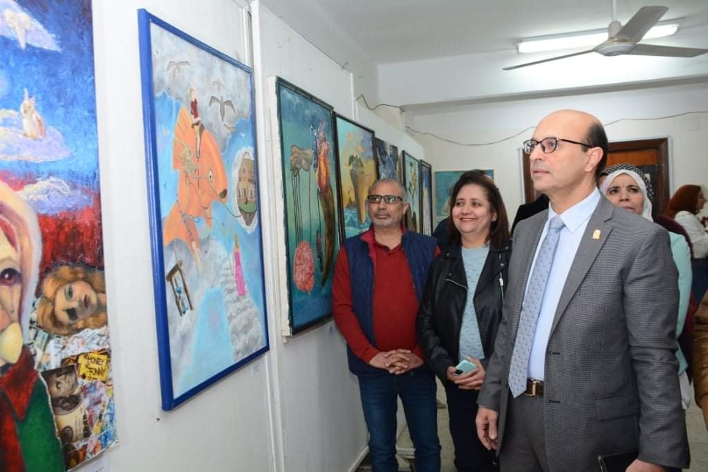 لأستاذ الدكتور / أحمد المنشاوي نائب رئيس الجامعة لشئون الدراسات العليا والبحوث والمشرف على الكلية يفتتح معرضاً فنيا بكلية الفنون الجميلة بعنوان " الحقيقة بأعيننا "