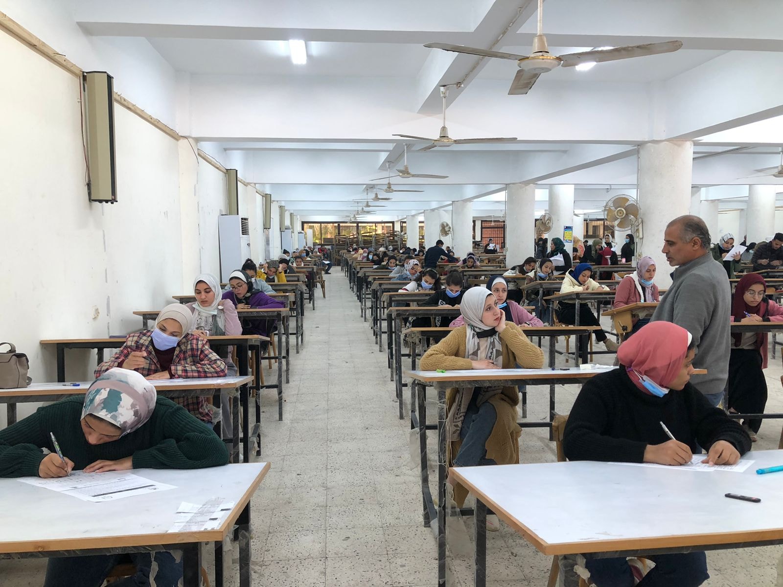 متابعة امتحانات الفصل الدراسي الأول للعام الجامعى ٢٠٢٢/٢٠٢١ م اليوم الخامس للفرقة الأعدادي ديكور ، والفرقة الاولي تصوير وجرافيك ونحت