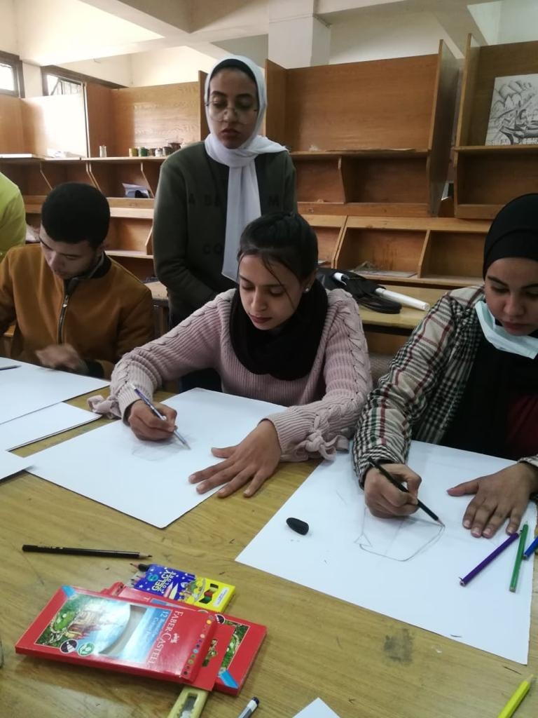 في إطار التعاون بين مؤسسات وكليات جامعة اسيوط العريقة وفئات المجتمع الخارجى تستكمل كلية الفنون الجميلة ليومها الثانى ورشة ذوى الهمم