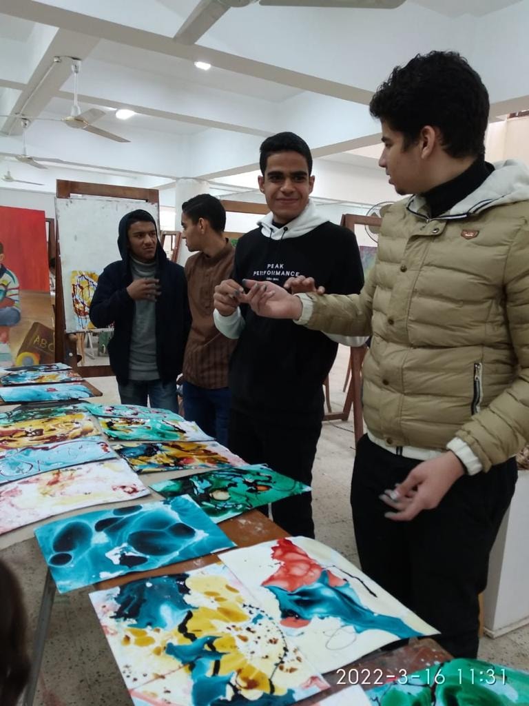 تحت رعاية الأستاذ الدكتور احمد المنشاوي نائب رئيس الجامعة لشئون الدراسات العليا والبحوث والمشرف على كلية الفنون الجميلة  وتحت اشراف دكتورة سحر بطرس وكيل الكلية لشئون خدمة المجتمع وتنمية البيئة ودكتور محمد عبد الحكيم وكيل الكلية لشئون الطلاب وإدارة رعاية الشباب وإدارة العلاقات العامة والاعلام بالكلية  ، حيث استقبلت الكلية الطلاب ذوي الهمم من طلاب مركز رعاية ذوى الهمم بالجامعة ، كلية التربية النوعية -قسم التربية الفنية ، مدرسة المكفوفين ، الجمعية المصرية لذوى الإعاقة السمعية ، الجمعية النسائية لمشاركتهم العمل وسط ابناء الكلية من الطلبة لمحاولة ادماجهم في المجتمع وتنمية مواهبهم وقد أوضحت د/ نجلاء بدوي هارون  المدرس بقسم التصوير من خلال الورشة تعريف ونشأت فن الإبرو. ( الرسم على الماء ) وأن الهدف من هذه الورشة لطلاب ذوي الهمم تنمية القدرة البصرية وتوسيع افاقهم الفكرية وإثارة شغفهم تجاه الالوان وقدرتهم على التخيل مما ساعد في إنتاج أعمال فنية متميزة وان كل منهم على حدة له مجموعة لونية مفضلة وجميلة . و أكدت د. هبه فوزى المدرس بقسم الجرافيك على أهمية الفن فى تطوير شخصيات تلك الطلاب نظرا لما لديهم من اختلافات في الجسد أو الفكر أو في الحس ، الأمر الذي يحد من قدرتهم على ممارسة النشاطات الأساسية والشخصية والاجتماعية . و من هنا تبنت كلية الفنون الجميلة جامعة اسيوط هذه المبادرة لتقديم دور فعال فى اظهار المهارات الفنية المتعددة لتلك الطلاب ودمجهم مع المجتمع الخارجى للارتقاء بمهارتهم و الكشف عن المواهب الفنية الموجودة فيهم لاخراج منتج فنى يعبر عن القدرات الخاصة لهم  وقد اثمرت الورشة اعمال فنية عديدة ناتج من التزام وتواجد الطلاب ذوى الهمم والمجهود المبذول والاصرار على العمل والتواصل مع طلاب الكلية