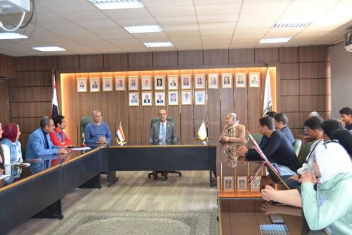 يتقدم الأستاذ الدكتور أحمد المنشاوي نائب رئيس الجامعة لشئون الدراسات العليا والبحوث والمشرف على كلية الفنون الجميلة بخالص التهنئة الى أسرة كلية الفنون الجميلة لفوز الكلية بالأوسكار لأفضل تصميم ملابس و مركز ثالث كأفضل ديكور خلال مشاركتها بالعرض المسرحي انسوهيروسترات  إخراج ا.ضيف خليل فى مهرجان الابداع المسرحي العاشر الذي تنظمه الجامعة في الفترة من ٢٤ الي ٢٩ مارس ٢٠٢٢ م   وذلك خلال اجتماع سيادته مع السادة اعضاء فريق العمل بالعرض المسرحى من السادة اعضاء هيئة التدريس والسادة الإداريين والطلاب حيث  تقدم  الأستاذ الدكتور أحمد المنشاوي  خلال الاجتماع بخالص الشكر والتقدير للسادة المشرفين والقائمين على هذا العمل وهم : الاستاذ الدكتور/ سحر بطرس نجيب وكيل الكلية لشئون خدمة المجتمع وتنمية البيئة الأستاذ الدكتور/ محمد عبدالحكيم  وكيل الكلية لشئون التعليم والطلاب   الاستاذ الدكتور /غادة صلاح النجار رئيس قسم الديكور بالكلية و مستشار اللجنة الفنية - مشرف ومصمم الديكور  والازياء  الإشراف على الديكور من الهيئة المعاونة  م.م.نيفين اشرف، م.شيرين حسن، م.رفيدة احمد، م.ياسمين ايمن، م.مونيه عماد - الإشراف على الازياء من الهيئة المعاونة م.ريهام عصام الدين،  م.شيرين حسن تنفيذ الديكور طلبة فريق الديكور  تنفيذ الازياء الفرقة الثالثة شعبة الفنون التعبيرية  فريق العمل المشارك في التنفيذ بتلوين قطع الديكور  د. نجلاء بدوى  مدرس بقسم التصوير بالكلية وطلاب قسم التصوير ،و م. أحمد زهر المعيد بقسم النحت،ا. مخلص فاروق امين الكلية فريق العمل بإدارة رعاية الشباب بالكلية  أ .أحمد عطيفى مدير إدارة رعاية الشباب بالكلية،و أ .اسلام سعد  أخصائي رياضي بإدارة رعاية الشباب،و أ. عادل عاطف أخصائي فنون تشكيلية بإدارة رعاية الشباب  إدارة العلاقات العامة والإعلام ،أ ياسمين محمد  مسئول الإعلام بالكلية،أ. محمد عبادى مسئول العلاقات العامة بالكلية،وأ .سهام عبد المطلب سكرتارية بإدارة رعاية الشباب مجلس اتحاد طلاب الكلية نورهان أبو العلا (أمين اللجنة الاجتماعية)،محمد عبد العظيم (أمين مساعد اللجنة الاجتماعية) ،نورهان عاشور(أمين اللجنة الفنية)محمود النجار(أمين مساعد اللجنة الفنية)،بهاء باهر(أمين لجنة الأسر)،ندى محمد (أمين مساعد لجنة الأسر)،ديفيد ناصر  (أمين اللجنة الثقافية)،أحمد جمال (أمين مساعد اللجنة الثقافية)،أميرة شريت (أمين اللجنة العلمية)،حسن علي (أمين مساعد اللجنة الع