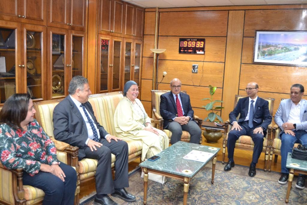 أستاذ الدكتور طارق الجمال رئيس جامعة أسيوط يستقبل لجنة قطاع الفنون و التربية الموسيقية و التي تضم الدكتورة صفية القباني نقيب الفنانين التشكيليين وعميد كلية الفنون الجميلة جامعة حلوان الأسبق الدكتور تامر عبد اللطيف الأستاذ بكلية الفنون التطبيقية بجامعة حلوان وعميد كلية الفنون التطبيقية جامعة بنى سويف السابق ، والدكتور عاطف عبد الحميد الأستاذ بكلية التربية الموسيقية بجامعة حلوان وعميد كلية التربية الموسيقية الأسبق و بحضور الدكتور أحمد المنشاوي نائب رئيس جامعة أسيوط لشئون الدراسات العليا و البحوث و المشرف على كلية الفنون الجميلة ، و الدكتور منصور المنسي مؤسس كلية الفنون الجميلة بجامعة أسيوط و عميدها الأسبق ، و الدكتور محمد ثابت بداري رئيس قسم التصوير بكلية الفنون الجميلة و عميدها السابق و الدكتورة سحر بطرس وكيل الكلية لشئون خدمة المجتمع و تنمية البيئة و الدكتور محمد عبد الحكيم و كيل الكلية لشئون التعليم و الطلاب و الدكتور محمد حلمي الحفناوى وكيل الكلية لشئون الدراسات العليا و البحوث والمشرف على قسم العمارة وأوضح الدكتور أحمد المنشاوي أن الاجتماع يأتي على هامش زيارة أعضاء اللجنة لكلية الفنون الجميلة و ذلك لمتابعة مستوى أداء الكلية والتأكد من توافر جميع الإمكانيات المادية والبشرية ومطابقتها للمواصفات القياسية لكليات الفنون و التربية الموسيقية بالجامعات المصرية الحكومية وذلك ضمن قرار المجلس الأعلى للجامعات بتكليف لجان القطاع بزيارة جميع الكليات التي تم بدء الدراسة بها خلال العشر سنوات الأخيرة . و أشار الدكتور أحمد المنشاوي إلى التطور الملحوظ التي تشهده كلية الفنون الجميلة في مختلف قطاعاتها و انتظام خدماتها التعليمية على الرغم من حداثة نشأتها، وما تحظى به من إقبال طلابي على الالتحاق بها، مؤكداَ على حرص إدارة الكلية على الجمع بين الخدمات التعليمية النظرية والتدريب العملي المتقدم بهدف تأهيل الطلاب ومواكبة التطور في سوق العمل وتلبية احتياجات المستفيدين من خريج متميز في النواحي التشكيلية والتصميمية وقادر على المنافسة عالميا