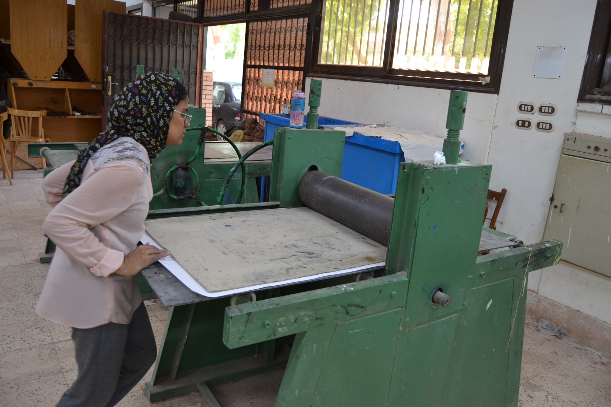 #طلاب_الفرقة_الرابعة بكليه الفنون الجميلة جامعة اسيوط أثناء تنفيذ مشروع التخرج للدفعة الثانية للعام الجامعي ٢٠٢١ /٢٠٢٢ م