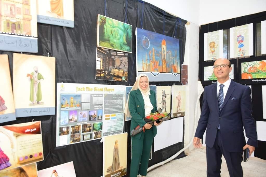 الدكتور أحمد المنشاوي نائب رئيس جامعة أسيوط لشئون الدراسات العليا والبحوث والمشرف على كلية الفنون الجميلة يستقبل أعضاء لجان تحكيم مشروع تخرج الدفعة الثانية لطلاب الفرقة الرابعة بكلية الفنون الجميلة