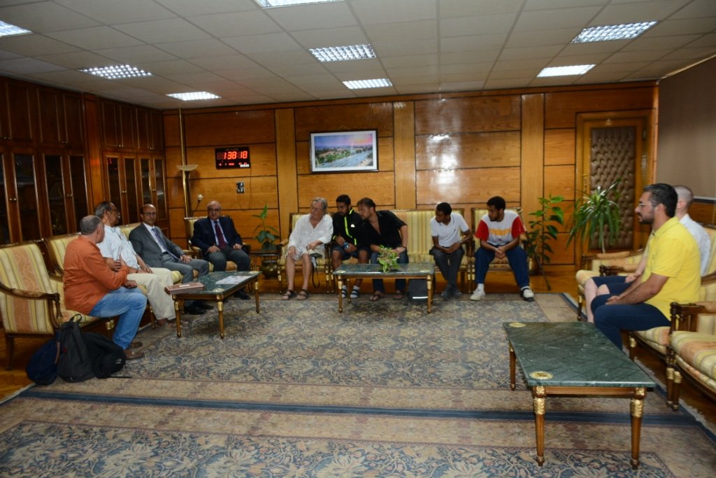 رئيس جامعة أسيوط يكرم ضيوف الجامعة المشاركين في ختام أعمال الورشة الفنية الدولية بقسم التصوير بكلية الفنون الجميلة