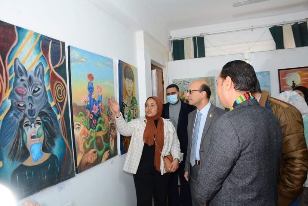 لأستاذ الدكتور / أحمد المنشاوي نائب رئيس الجامعة لشئون الدراسات العليا والبحوث والمشرف على الكلية يفتتح معرضاً فنيا بكلية الفنون الجميلة بعنوان " الحقيقة بأعيننا "