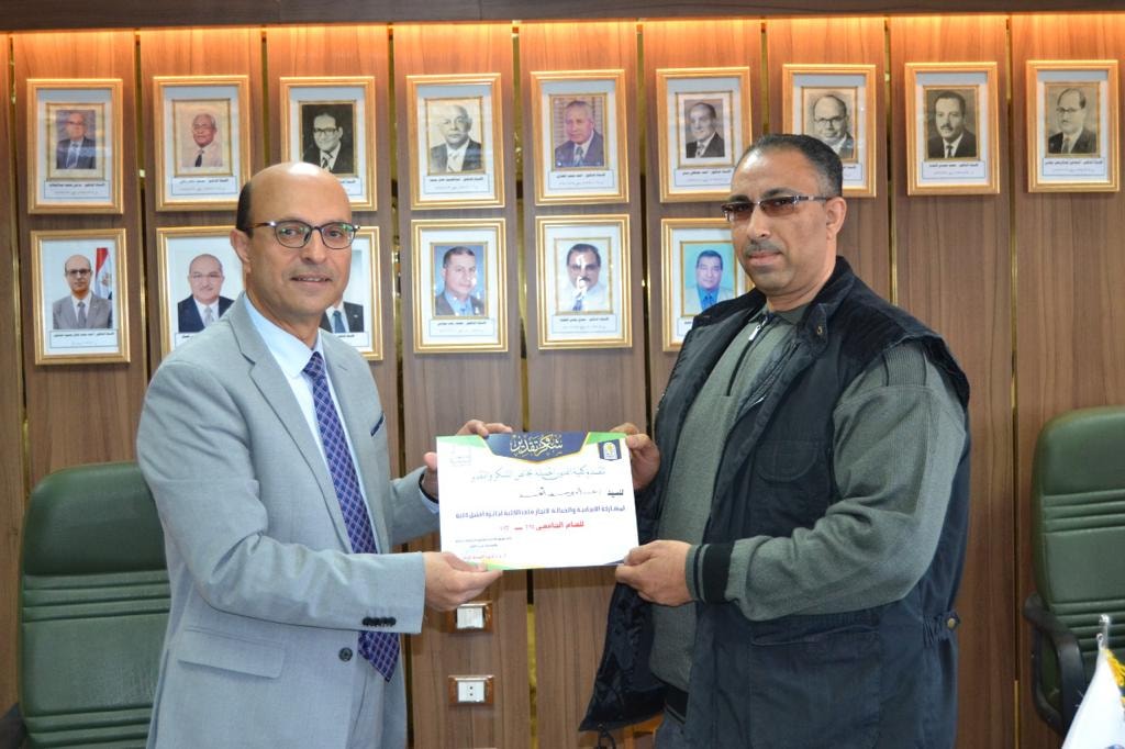 الأستاذ الدكتور أحمد المنشاوي نائب رئيس الجامعة لشئون الدراسات العليا والبحوث والمشرف على كلية الفنون الجميلة يكرم فريق عمل كلية الفنون الجميلة المتقدمين للمنافسة في جائزة جامعة أسيوط للجودة والتميز الحكومي في نسختها الأولى تقديراً لمشاركتهم الإيجابية وذلك فى حضور السادة أعضاء مجلس كلية الفنون الجميلة