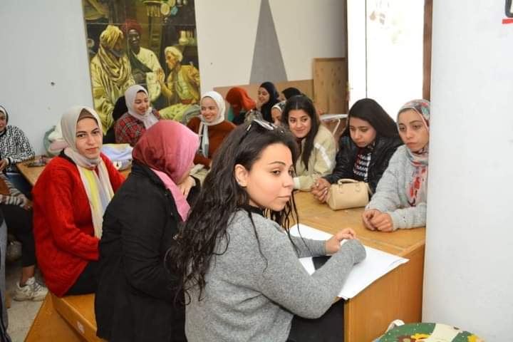 الأستاذ الدكتور احمد المنشاوي نائب رئيس الجامعة لشئون الدراسات العليا والبحوث والمشرف على كلية الفنون الجميلة يشهد انطلاق اعمال ورشة عمل تحت عنوان" تقنيات الطبعة الفنية لطلاب قسم الجرافيك "