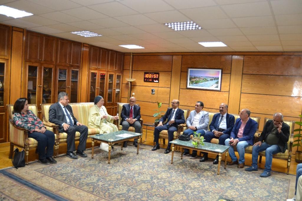 أستاذ الدكتور طارق الجمال رئيس جامعة أسيوط يستقبل لجنة قطاع الفنون و التربية الموسيقية و التي تضم الدكتورة صفية القباني نقيب الفنانين التشكيليين وعميد كلية الفنون الجميلة جامعة حلوان الأسبق الدكتور تامر عبد اللطيف الأستاذ بكلية الفنون التطبيقية بجامعة حلوان وعميد كلية الفنون التطبيقية جامعة بنى سويف السابق ، والدكتور عاطف عبد الحميد الأستاذ بكلية التربية الموسيقية بجامعة حلوان وعميد كلية التربية الموسيقية الأسبق و بحضور الدكتور أحمد المنشاوي نائب رئيس جامعة أسيوط لشئون الدراسات العليا و البحوث و المشرف على كلية الفنون الجميلة ، و الدكتور منصور المنسي مؤسس كلية الفنون الجميلة بجامعة أسيوط و عميدها الأسبق ، و الدكتور محمد ثابت بداري رئيس قسم التصوير بكلية الفنون الجميلة و عميدها السابق و الدكتورة سحر بطرس وكيل الكلية لشئون خدمة المجتمع و تنمية البيئة و الدكتور محمد عبد الحكيم و كيل الكلية لشئون التعليم و الطلاب و الدكتور محمد حلمي الحفناوى وكيل الكلية لشئون الدراسات العليا و البحوث والمشرف على قسم العمارة وأوضح الدكتور أحمد المنشاوي أن الاجتماع يأتي على هامش زيارة أعضاء اللجنة لكلية الفنون الجميلة و ذلك لمتابعة مستوى أداء الكلية والتأكد من توافر جميع الإمكانيات المادية والبشرية ومطابقتها للمواصفات القياسية لكليات الفنون و التربية الموسيقية بالجامعات المصرية الحكومية وذلك ضمن قرار المجلس الأعلى للجامعات بتكليف لجان القطاع بزيارة جميع الكليات التي تم بدء الدراسة بها خلال العشر سنوات الأخيرة . و أشار الدكتور أحمد المنشاوي إلى التطور الملحوظ التي تشهده كلية الفنون الجميلة في مختلف قطاعاتها و انتظام خدماتها التعليمية على الرغم من حداثة نشأتها، وما تحظى به من إقبال طلابي على الالتحاق بها، مؤكداَ على حرص إدارة الكلية على الجمع بين الخدمات التعليمية النظرية والتدريب العملي المتقدم بهدف تأهيل الطلاب ومواكبة التطور في سوق العمل وتلبية احتياجات المستفيدين من خريج متميز في النواحي التشكيلية والتصميمية وقادر على المنافسة عالميا