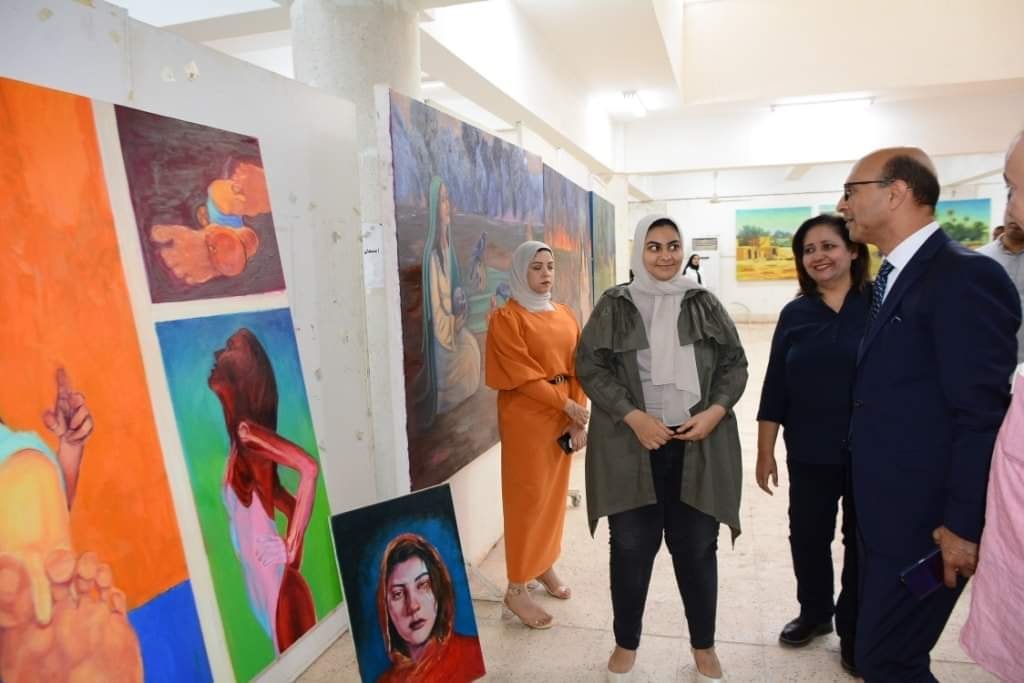 الدكتور أحمد المنشاوي نائب رئيس جامعة أسيوط لشئون الدراسات العليا والبحوث والمشرف على كلية الفنون الجميلة يستقبل أعضاء لجان تحكيم مشروع تخرج الدفعة الثانية لطلاب الفرقة الرابعة بكلية الفنون الجميلة