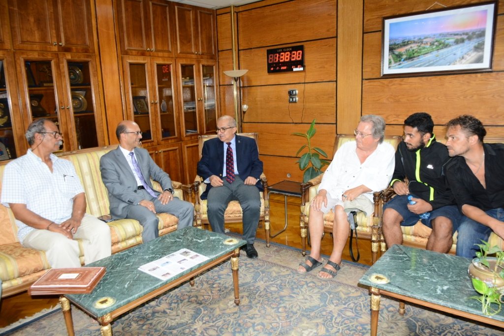 رئيس جامعة أسيوط يكرم ضيوف الجامعة المشاركين في ختام أعمال الورشة الفنية الدولية بقسم التصوير بكلية الفنون الجميلة