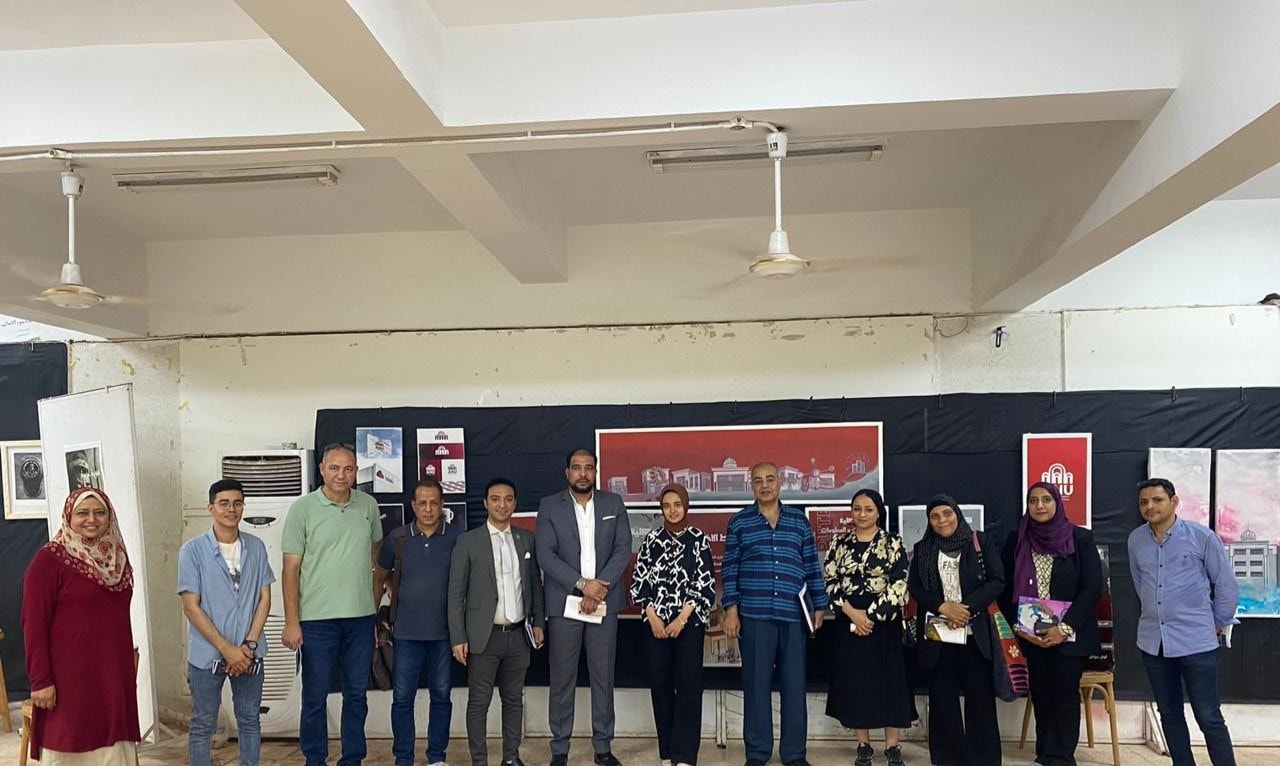 الأستاذ الدكتور أحمد المنشاوي نائب رئيس جامعة أسيوط لشئون الدراسات العليا والبحوث والمشرف على كلية الفنون الجميلة يستقبل أعضاء لجان تحكيم مشروع تخرج الدفعة الثانية لطلاب الفرقة الرابعة بقسم النحت و قسم الجرافيك بكلية الفنون الجميلة 