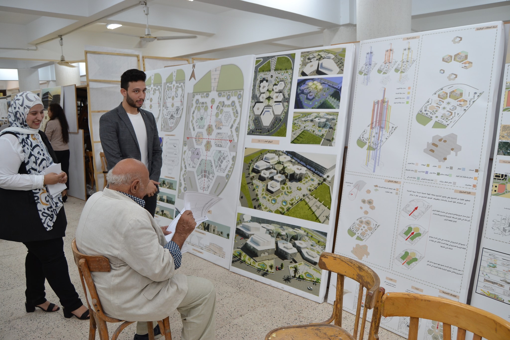 شهد الأستاذ الدكتور أحمد المنشاوى نائب رئيس الجامعة لشئون الدراسات العليا والبحوث والمشرف العام علي كلية الفنون الجميلة إنطلاق فاعليات حفل مشاريع تخرج قسم العمارة بكلية الفنون الجميلة الدفعة الثانية 