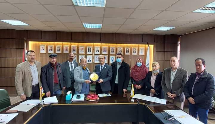 الأستاذ الدكتور/ أحمد المنشاوي( نائب رئيس الجامعة لشئون الدراسات العليا والبحوث والمشرف على كلية الفنون الجميلة )يتسلم درعاً للتكريم وشهادة تقدير