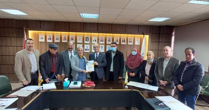 ​  الأستاذ الدكتور/ أحمد المنشاوي( نائب رئيس الجامعة لشئون الدراسات العليا والبحوث والمشرف على كلية الفنون الجميلة )يتسلم درعاً للتكريم وشهادة تقدير [إضغط و إسحب للتحريك] ​