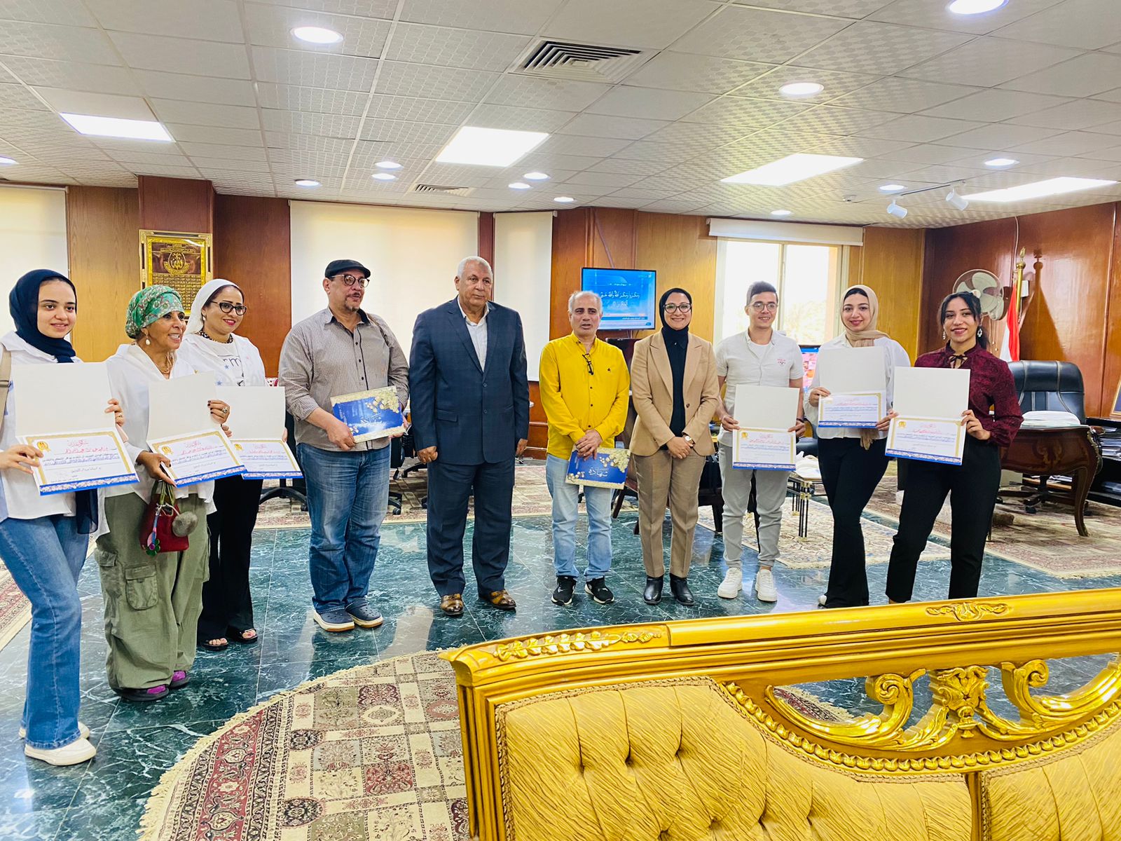 في اطار الدور المجتمعي لجامعة أسيوط وكلياتها المختلفة، وتلبية لدعوة محافظة الوادي الجديد، شاركت لجنة من اعضاء هيئة التدريس والهيئة المعاونة بالكلية بالاشراف وتحكيم مسابقة ملكة جمال التمور ضمن فعاليات الملتقى التسويقي المصري الثالث للتمور