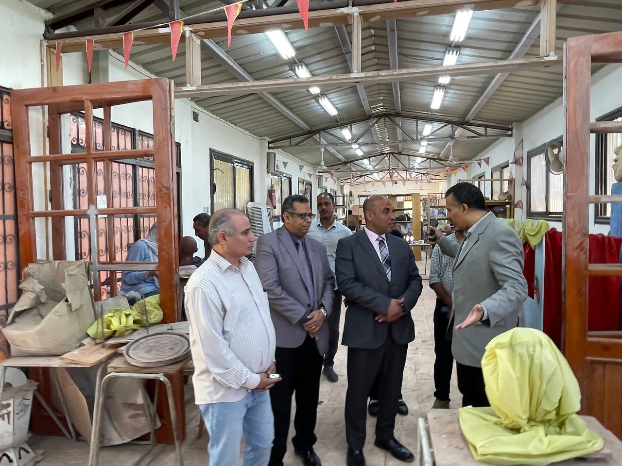 تفقد السيد الاستاذ/ محمود عبد العليم نائب رئيس الجامعة لشئون خدمة المجتمع وتنمية البيئة اليوم الأحد ٢٢-١٠-٢٠٢٣ اتيليهات النحت المغلقة والمفتوحة بالكلية