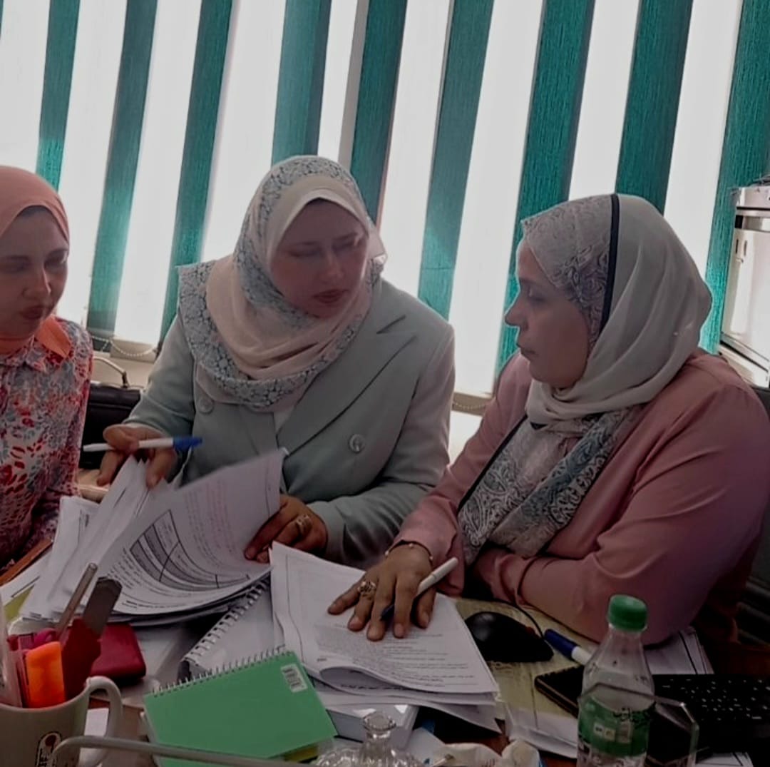 في إطار متابعة وحدة ضمان الجودة لأعمال اللائحة الجديدة لمرحلة البكالوريوس بنظام الساعات المعتمدة عقدت مدير وحدة ضمان الجودة د./ أمل عبد الوارث اجتماعات لمتابعة انجاز المتبقي من اعمال اللائحة مع ممثلي قسمي الديكور والجرافيك