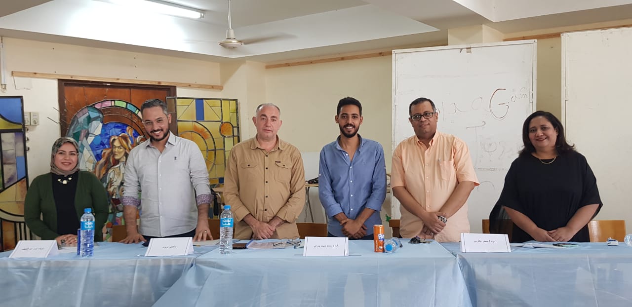 في اطار النشاط البحثي بالكلية وبرعاية الاستاذ الدكتور/ خالد صلاح عميد الكلية وتحت اشراف الاستاذ الدكتور محمد حلمى وكيل الكلية للدراسات العليا والبحوث عقد قسم التصوير اليوم سمينار لمناقشة خطة بحثية للتقدم لنيل درجة الماجستير   ‎للدارس/ وليد طارق المعيد بقسم التصوير   