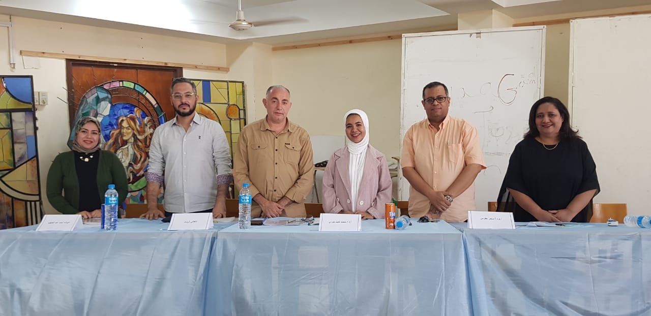 في اطار النشاط البحثي بالكلية وبرعاية الاستاذ الدكتور خالد صلاح عميد الكلية وتحت اشراف الاستاذ الدكتور محمد حلمى وكيل الكلية للدراسات العليا والبحوث عقد قسم التصوير اليوم سمينار لمناقشة خطة بحثية للتقدم لنيل درجة الماجستير