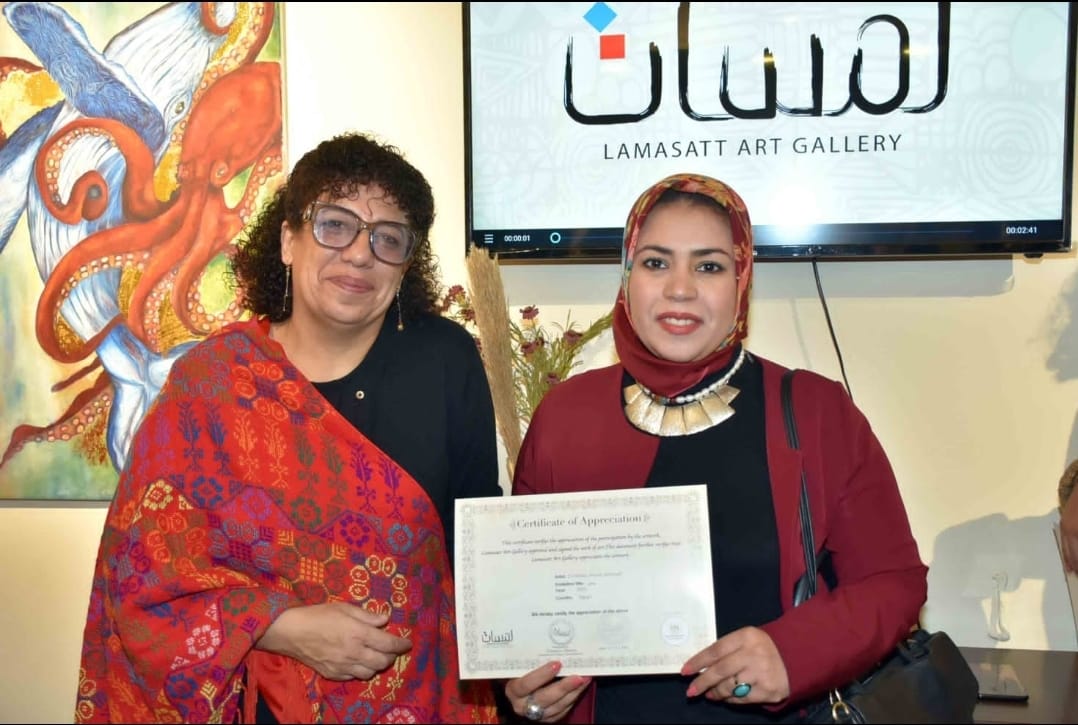 مشاركة الدكتورة / ولاء احمد عبد اللطيف المدرس بقسم التصوير بالكلية بثلاث اعمال فنية فى الملتقي الذي نظمته مؤسسة لمسات للفن التشكيلى في جاليري لمسات بالدقي بعنوان  "خواطر,"