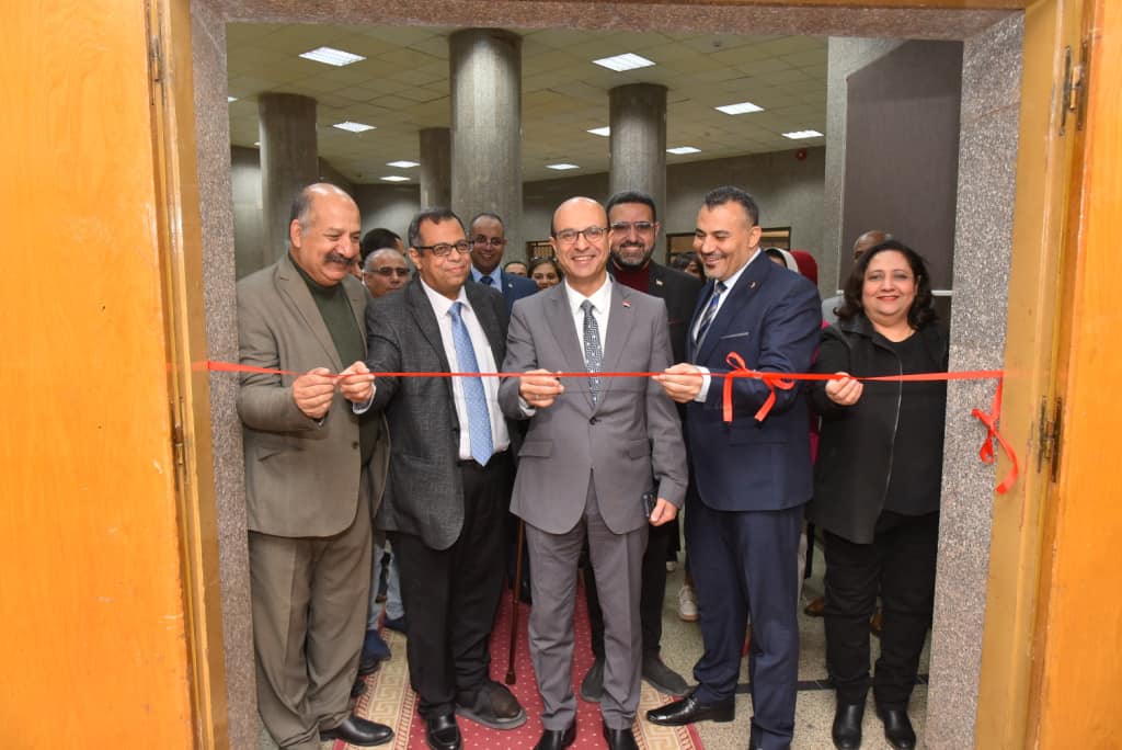 رئيس جامعة أسيوط يفتتح المعرض الفني الأول لطلاب قسم النحت بكلية الفنون الجميلة بعنوان "أنشودة طلابية بين الواقع والخيال"