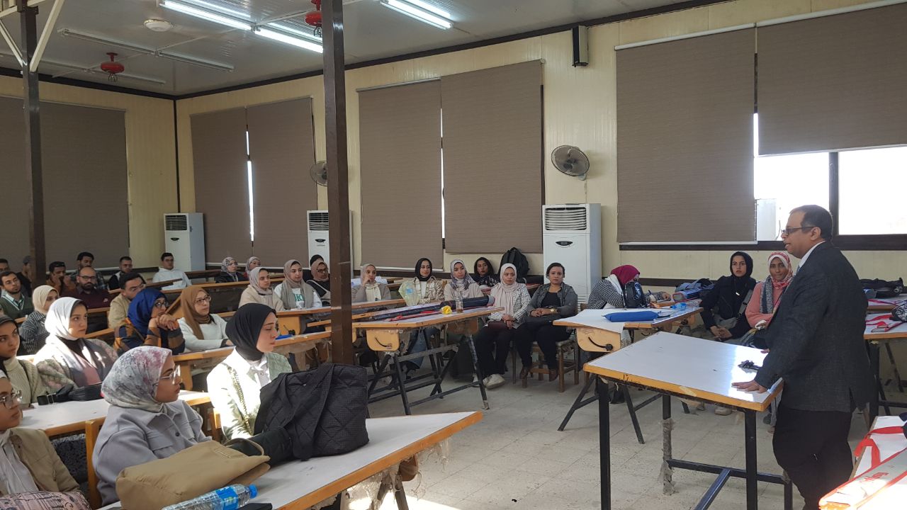 عميد الكلية يعقد اجتماع مع الهيئة المعاونة. 