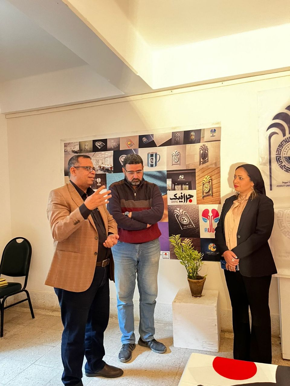 تفقدالسيد الاستاذ الدكتور / عميد الكلية لمعرض السيدة الدكتورة/ نهي سعيد مفتي المدرس بقسم الجرافيك بالكلية