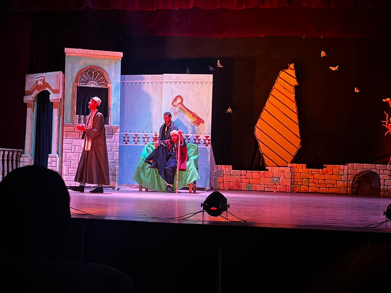 كلية الفنون الجميلة تصمم ديكورات العرض المسرحي "نعيمة"