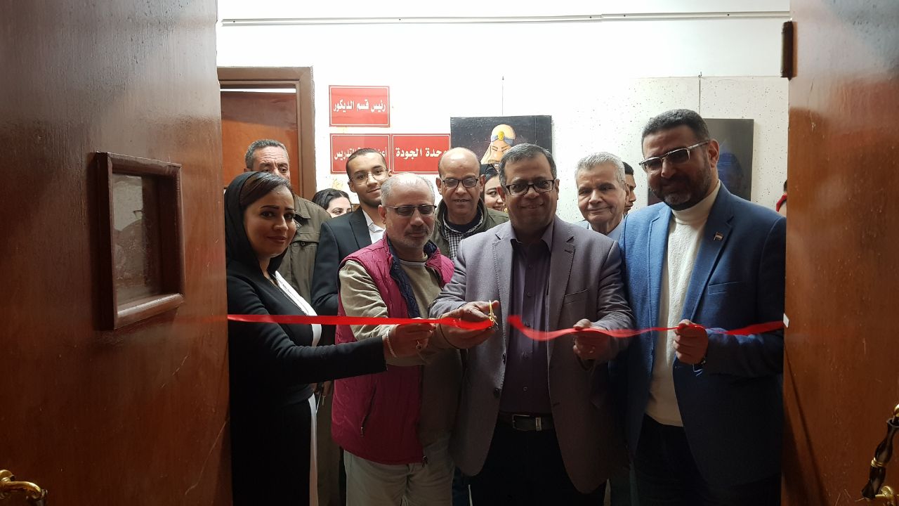 افتتح السيد الاستاذ الدكتور/ خالد صلاح عميد الكلية اليوم معرض "مانيرا نيرا" للدكتورة نهي سعيد مفتي