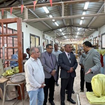 تفقد السيد الاستاذ/ محمود عبد العليم نائب رئيس الجامعة لشئون خدمة المجتمع وتنمية البيئة اليوم الأحد ٢٢-١٠-٢٠٢٣ اتيليهات النحت المغلقة والمفتوحة بالكلية