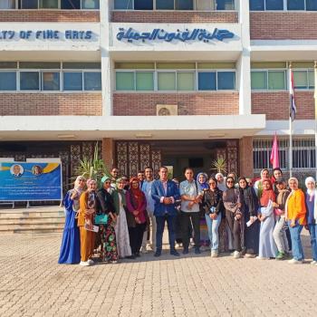 استقبل الاستاذ الدكتور / جمال يحيى صدقي عميد الكلية وفد طلابي من قسم التصوير بكلية الفنون الجميلة جامعة اسيوط برفقة السيد الدكتور / محسن عبد اللاه المدرس بقسم التصوير