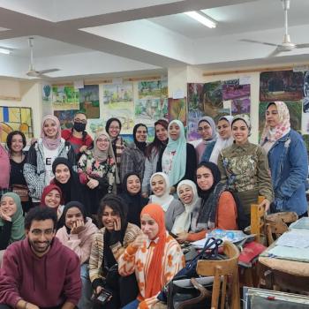 تفقد السيد الاستاذ الدكتور/ خالد صلاح عميد الكلية تقييم اعمال الطلاب في مقرر المناظر الخلوية للفرقة الثالثة بشعبتي التصوير _ والتصوير الجداري