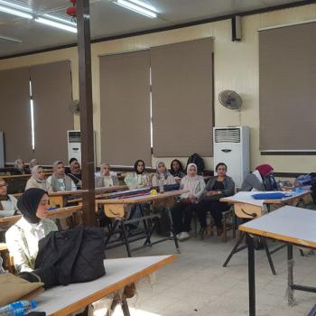 عميد الكلية يعقد اجتماع مع الهيئة المعاونة. 