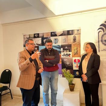 تفقدالسيد الاستاذ الدكتور / عميد الكلية لمعرض السيدة الدكتورة/ نهي سعيد مفتي المدرس بقسم الجرافيك بالكلية