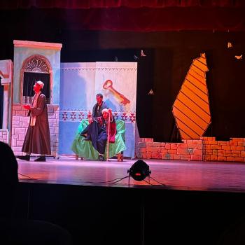 كلية الفنون الجميلة تصمم ديكورات العرض المسرحي "نعيمة"