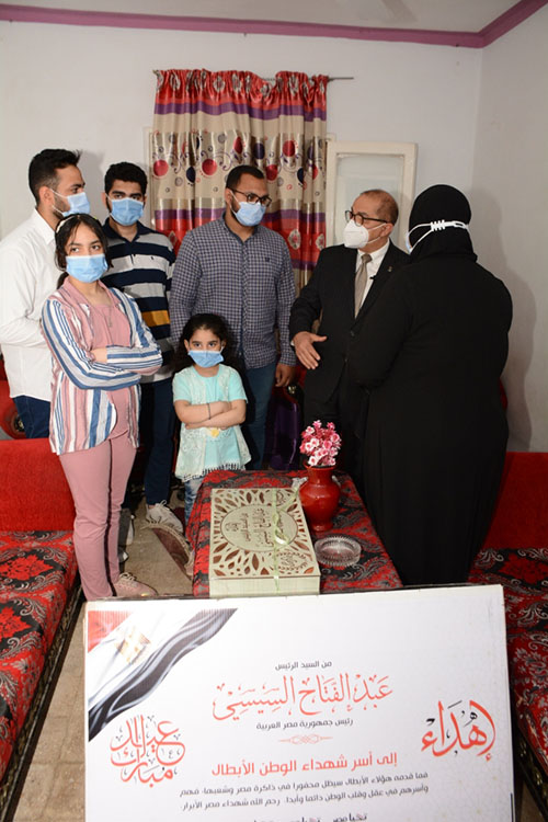رئيس جامعة أسيوط فى زيارة لمنازل أسر شهداء الأطقم الطبية مصطحباً هدايا مالية وعينية مقدمة من الرئيس السيسى بمناسبة عيد الفطر المبارك