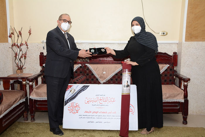 رئيس جامعة أسيوط فى زيارة لمنازل أسر شهداء الأطقم الطبية مصطحباً هدايا مالية وعينية مقدمة من الرئيس السيسى بمناسبة عيد الفطر المبارك