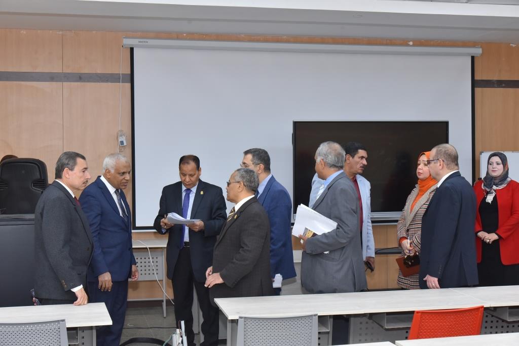 رئيس جامعة أسيوط يستقبل لجنة ممثلة عن وزارة التعليم العالى  لبحث اعتماد لائحة كلية العلوم والتكنولوجيا بالجامعة الأهلية 