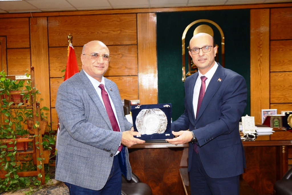 رئيس جامعة أسيوط يلتقي وفداً ممثلاً عن شركة أسيوط الوطنية لتصنيع البترول (أنوبك)