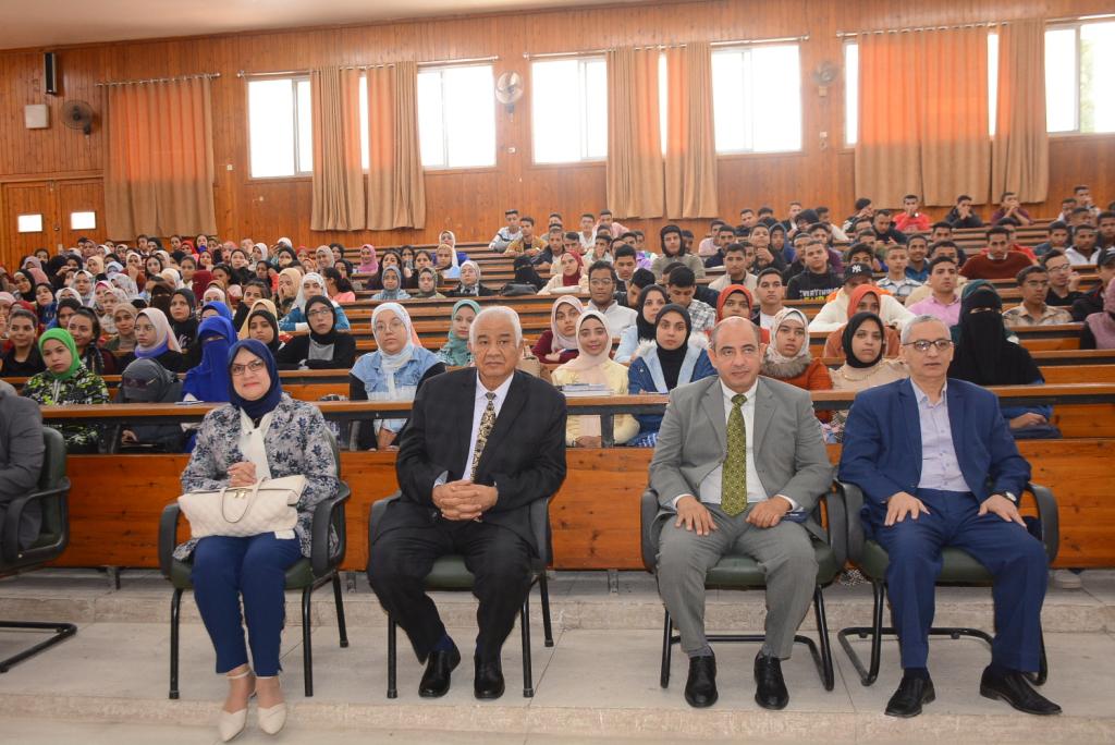 "كلية التجارة" جامعة أسيوط تنظم ندوة تثقيفية عن "دور الشباب في دفع قاطرة التنمية"