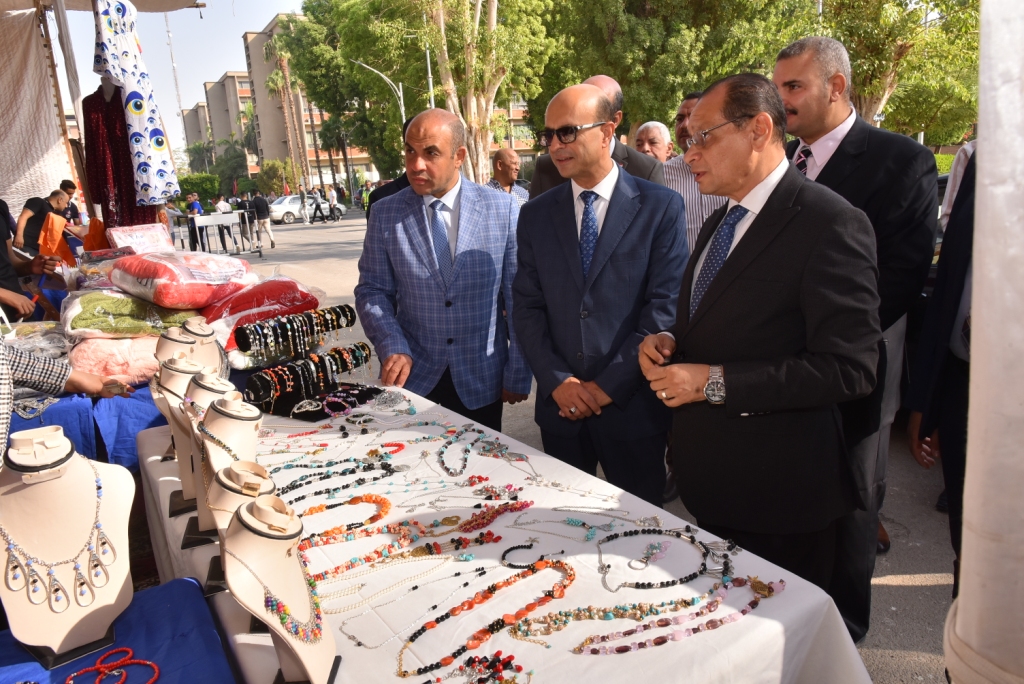 بالتعاون مع جهاز تنمية المشروعات المتوسطة والصغيرة ومتناهية الصغر ..  رئيس جامعة أسيوط يفتتح معرض مستلزمات المدارس والأسرة المصرية