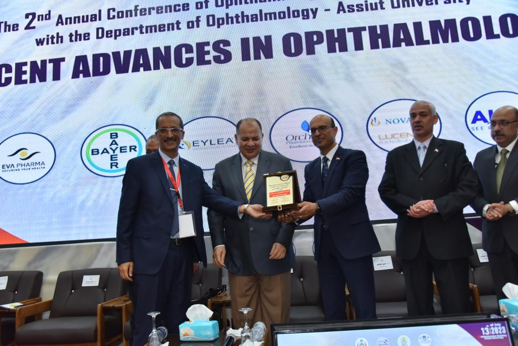 الدكتور المنشاوي ومحافظ أسيوط يفتتحان المؤتمر العلمي"التطورات الحديثة في طب وجراحة العيون" 