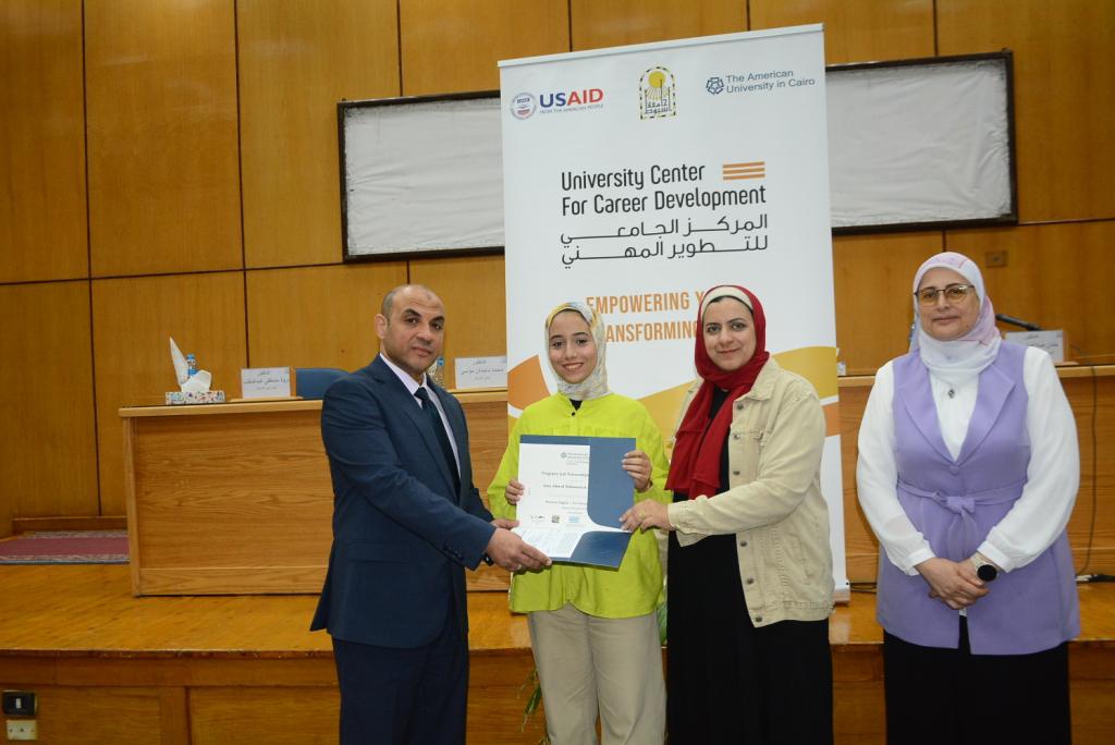 المركز الجامعي للتطوير المهني بجامعة أسيوط يكرم الطلاب الذين اجتازوا دورة اللغة الإنجليزية