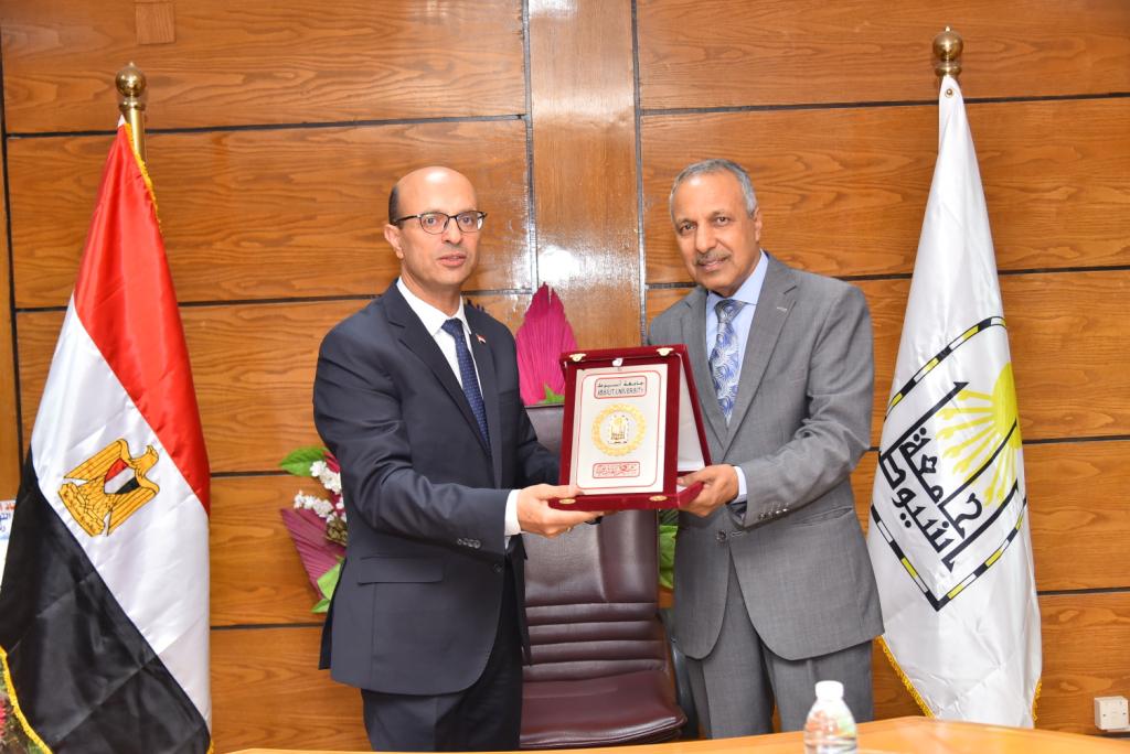 رئيس جامعة أسيوط يرأس اجتماع لجنة إدارة الجامعة الأهلية لمناقشة عدد من الموضوعات الأكاديمية والإدارية