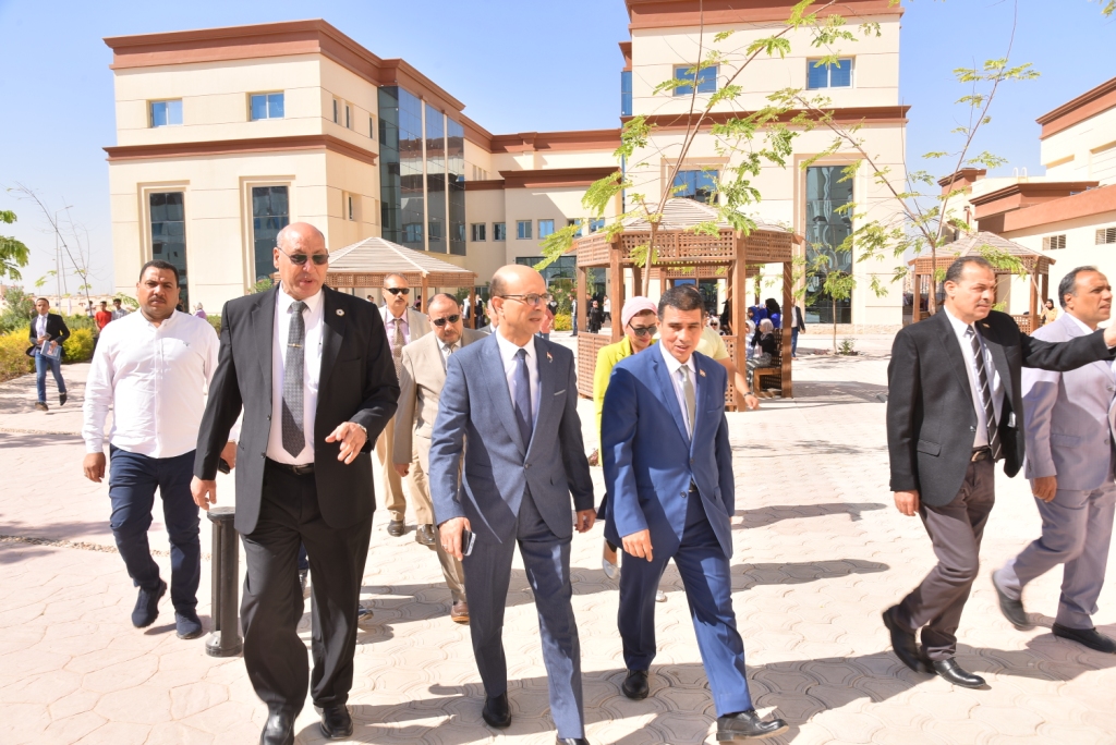 رئيس جامعة أسيوط يزور جامعة أسيوط الجديدة التكنولوجية ويشيد بالزخم التعليمي في محافظة أسيوط